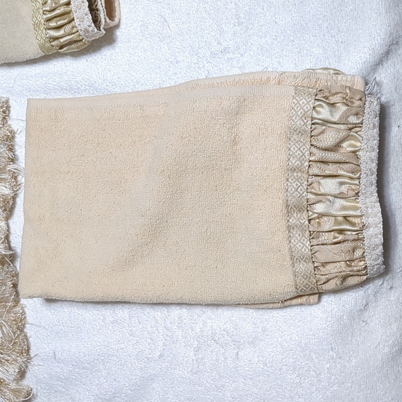 Beautiful Avanti Luxury Towels with Nice Decor / 3 Total - Picture 4 of 17